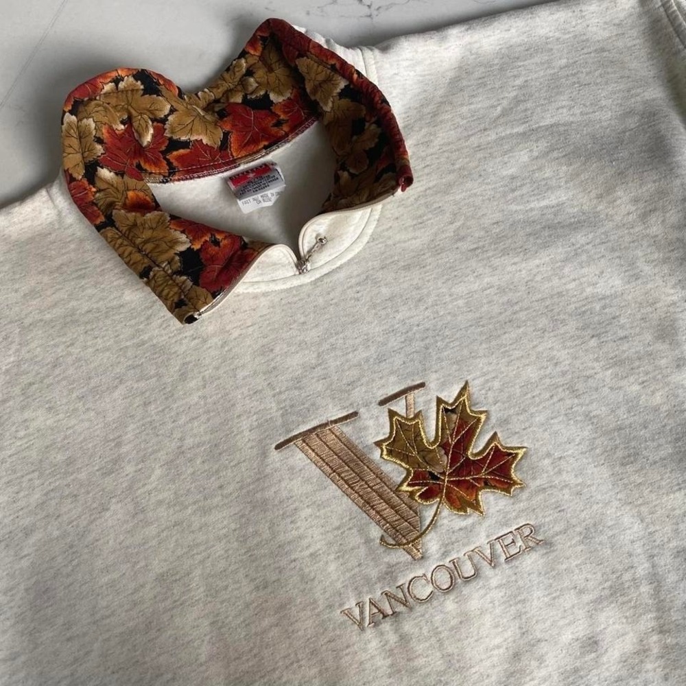 Vintage Vancouver  Embroidered Maple Leaf quarter zip sweatshirt size‎ XL